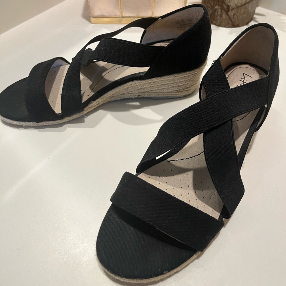 Black wedges